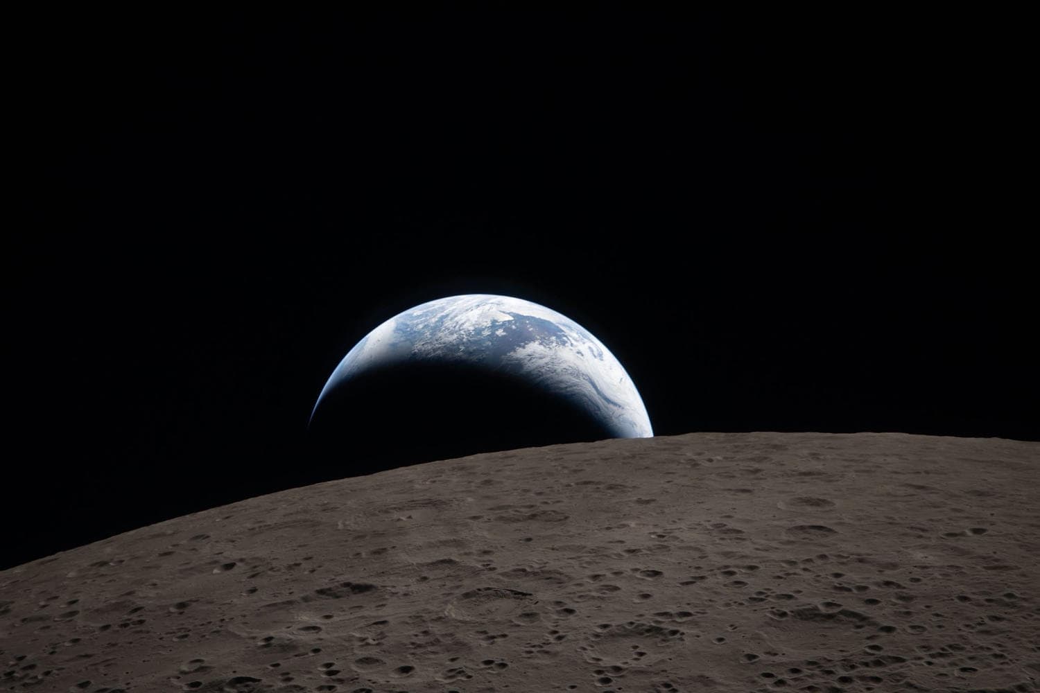 "NASA" саран дээр бааз барихаар шийдэж гурван пуужин бэлджээ