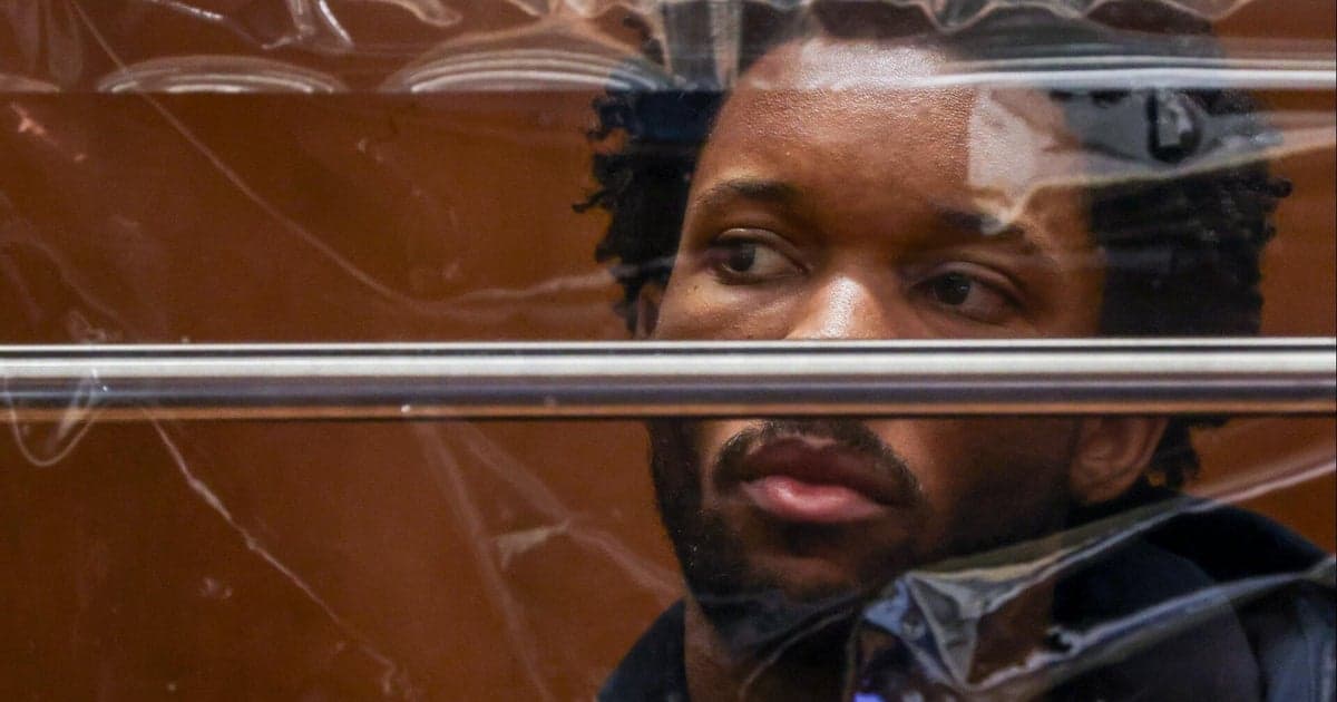 Дуучин D4vd 14 настай охиныг хөнөөсөн хэргийн шүүх хурал эхэллээ