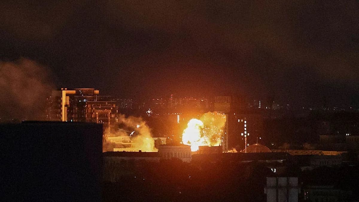 Орос улс Украйны нийслэл Киев рүү баллистик пуужингийн довтолгоо хийлээ